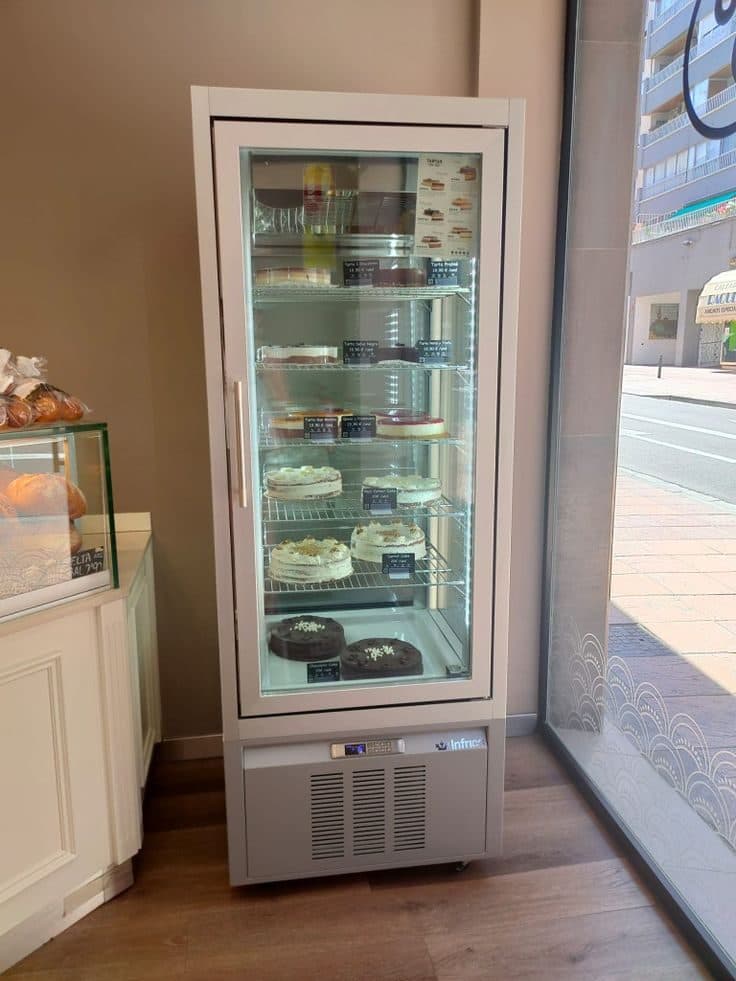 Vitrine refrigerada de confeitaria